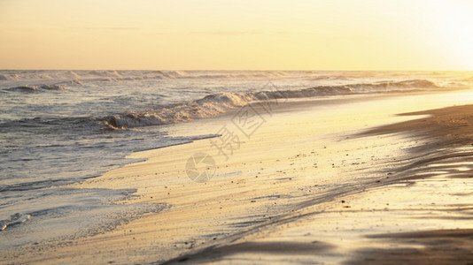 海浪沙滩边图片