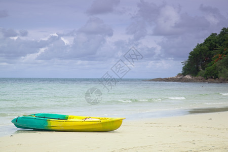 休息船停在沙滩上冲到岛后面的海滩上夏天木头图片