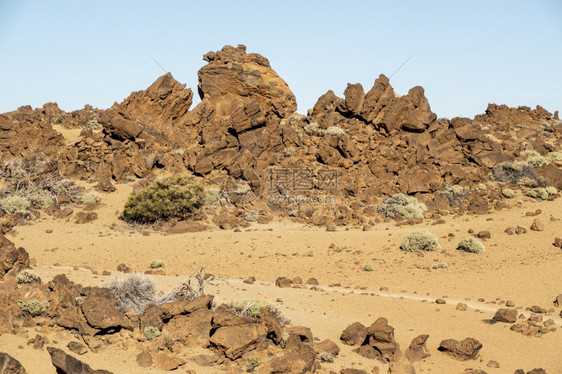 自然多岩石的蓝色天空岩石沙漠景观岭图片