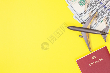 美元随意的角落一百元钞票飞机耳持亮黄纸背景的外国护照印有明黄色纸张背景的外国护照空间旅行和预算概念平板便携手提行李最低要求转角物图片