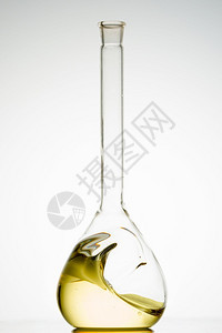 概念的科学力量实验能源概念是指在瓶子里的一波石油所呈现的试验能源图片