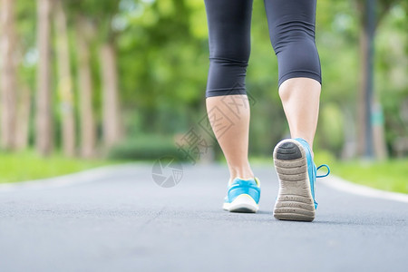 活动女人们穿着运动鞋的年轻成女子在公园户外跑步妇女早上慢跑和在路行走运动员的腿肌肉健康的生活方式和锻炼概念女青年子图片