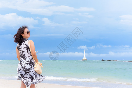 海岸的夏天空中海滩和边美丽的自然景观在泰国沙滩上女观光者在泰国SatunTarutoo岛公园上戴着墨镜欢笑与快乐微的愉女游客假期图片