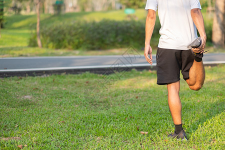 沃克亚洲人脚年轻运动员在公园户外男跑步者热身准备在像亚人Fitness一样的外面路上慢跑每天早步行和徒运动享受健康和体育理念图片
