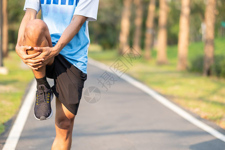 运动鞋早晨种族年轻运动员在公园户外男跑步者热身准备在像亚人Fitness一样的外面路上慢跑每天早步行和徒运动享受健康和体育理念图片