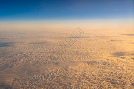 运输光滑的旅游在日出景观覆盖广告和模拟交通旅行者概念时从飞机侧窗上方对面的视线外边蓝色天空金云层图片