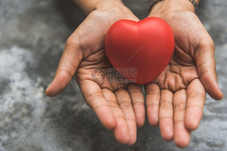 象征希望女亲近双手给予红心作为脏捐赠者情人爱概念的医疗呼吸器和捐心者慈善悲与健康之手在自由生活中伸出援手人类图片