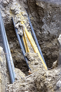 修建电缆线路造通信网络连接的线铺设电缆路建立通讯网络连接线路挖掘工业的商图片