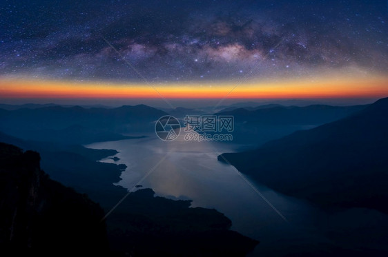 繁星点日出时在大坝的景观山风和水面以乳奶方式在PhaDaengLuang山MaePing公园MeeMilky路在PhaLuang图片