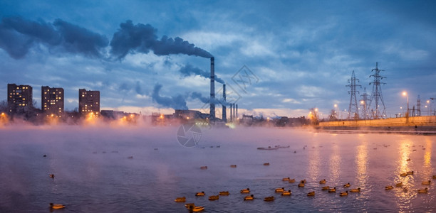 来自城市锅炉管道的烟雾和蒸汽来自城市锅炉管道的烟雾和蒸汽行业生态空气图片