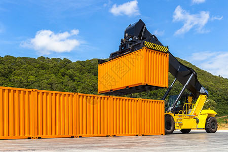 手术码头在商业进口出中处理集装箱货运的卡车有货集箱车堆的物流运输船场和货集装箱车库起重机图片
