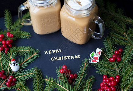 快活休息戳背景中的marshmellou热可树题词圣诞快乐背景中的热可树图片