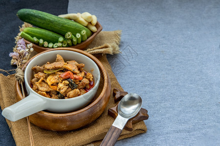 烹饪美味的午餐泰国式食品PanaengCurry与猪肉菜单及椰子牛奶干烤红猪椰子咖喱配菜类美味和有名的泰国食物图片