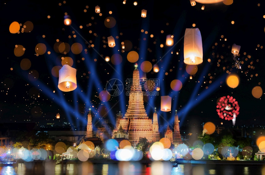 节日曼谷清晨泰国寺庙WatArunTempleWatTemple的曼谷新年倒计时烟火和灯笼爆炸丰富多彩的图片