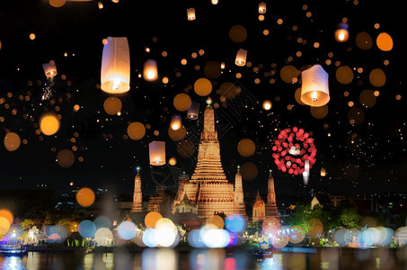 漂浮新的曼谷清晨泰国寺庙WatArunTempleWatTemple的曼谷新年倒计时烟火和灯笼人图片