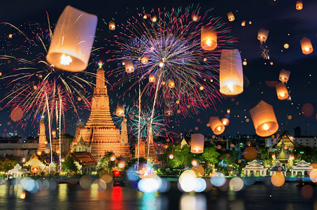 新的曼谷清晨泰国寺庙WatArunTempleWatTemple的曼谷新年倒计时烟火和灯笼洛伊花图片