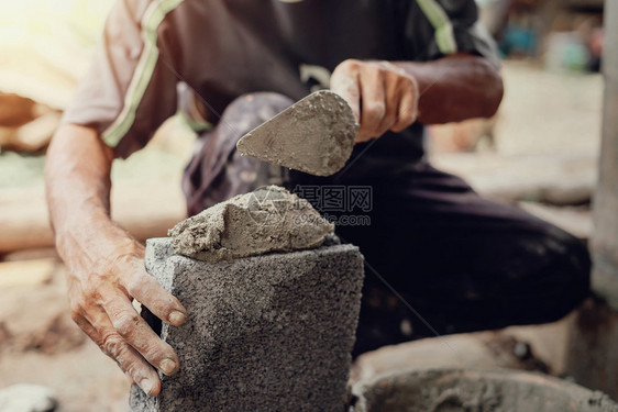 维护使固定质量建筑工地砖墙上石膏水泥工人的手印图片