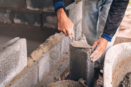 镘建筑工地砖墙上石膏水泥工人的手印质量泥水匠图片素材
