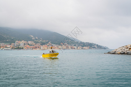 港口导航户外返回意大利古里亚瓦拉泽港时的黄鱼渔船图片