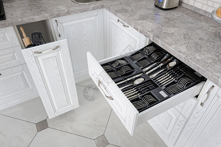 平铺现代白色厨房中带银餐具的黑开放式抽屉现代白色厨房中带银餐具的抽屉黑星光图片