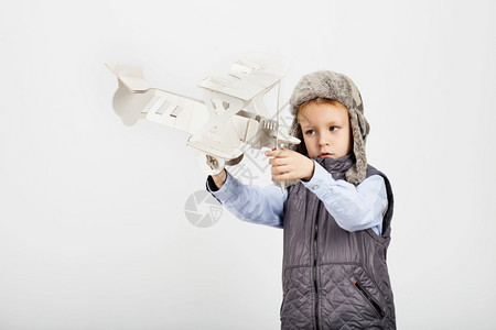 孩子们帽双翼飞机儿童男孩玩纸具飞机梦想在白色背景下成为一名飞行员ACONF1976图片