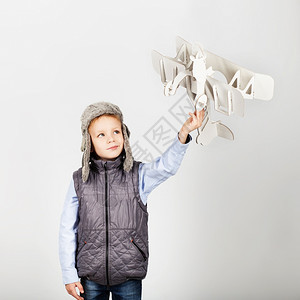 游戏男生动机儿童孩玩纸具飞机梦想在白色背景下成为一名飞行员ACONF1976图片