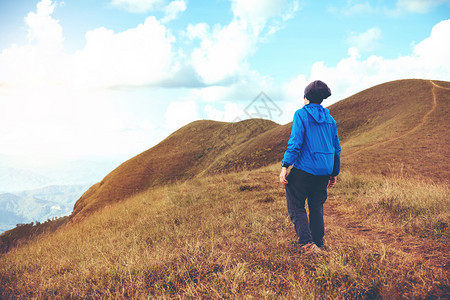 攀登路线积极的穿越山地旅行者概念的森林旅行者男子在中徒步旅游图片