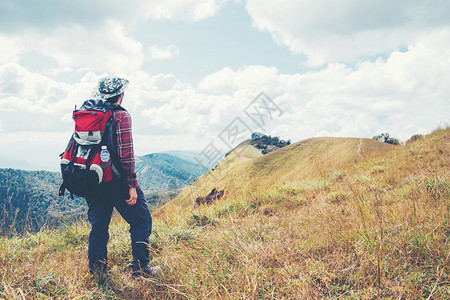 踪迹背包客泰国清迈山背着包的旅游者和行Man荒野图片