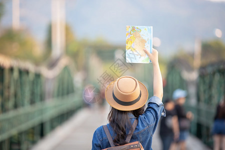 目的地背包森林手边的女游客有一张快乐的旅游图片