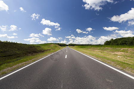 污垢草地美丽的沥青道路美丽的沥青道路蓝色天空和地平线上混合森林夏月风云多图片