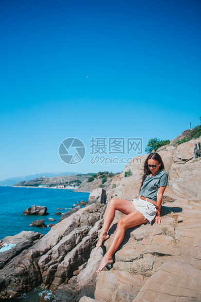 悬崖上快乐的女士在海边玩得开心在悬崖海岸边缘露天旅游女客乐趣放松探索图片