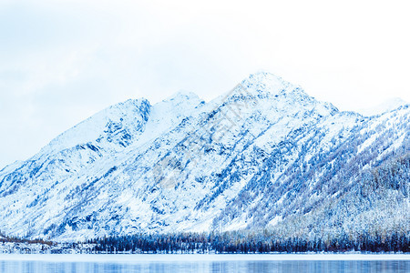银行旅Altai山脉冬季湖边有雾天烟雾在岩石山的岸边有雪覆盖的松树天空图片