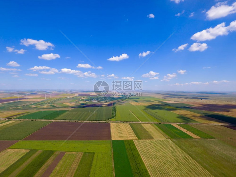 夏季在农村播种绿地的土上飞行无人驾驶机所拍摄的空中最高视野照片稻田无人机植物图片