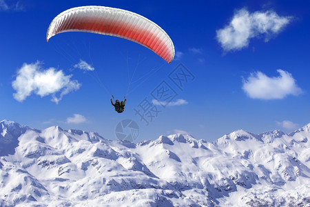 冬天在蓝空和白云的阴影下向山上滑翔活动旅行图片