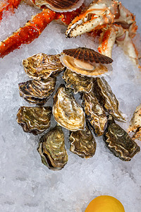 晚餐海产食品在鱼市的冰面上与许多种类的海产食品的托盘多汁螃蟹图片