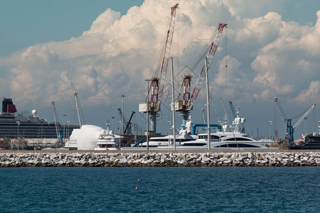 造船厂商业海滨灯塔附近船坞的起重车图片