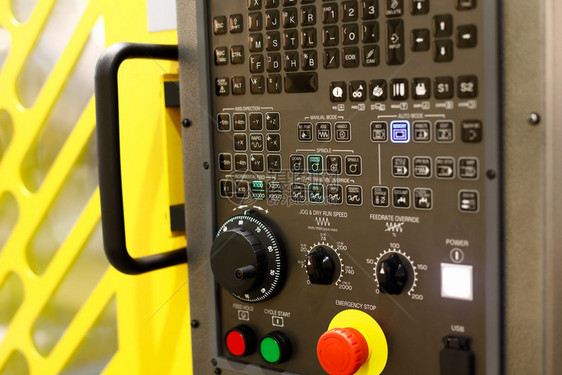 自动化调整数字的现代5轴CNC制式机器的控面板图片