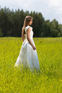 在田里穿着婚纱的年轻女孩成人模型户外图片