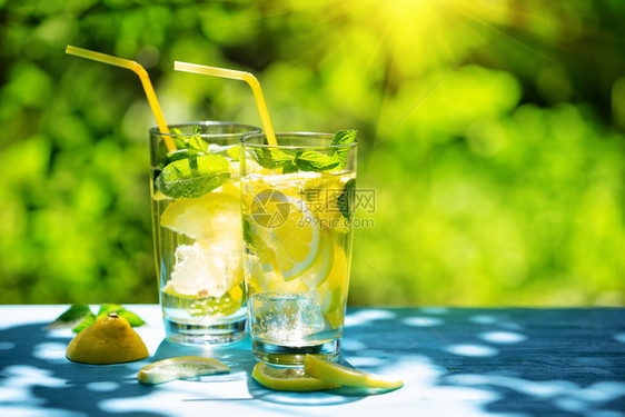 晴天酒吧在阳光明媚的一天用眼镜和稻草自制柠檬水在阳光晴朗的一天用玻璃杯和稻草自制柠檬水多汁的图片