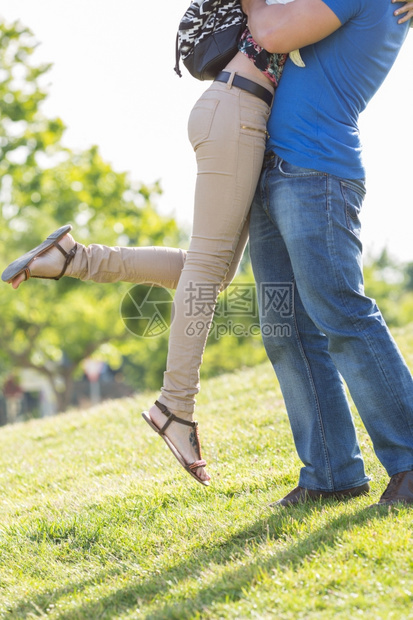 在公园里相遇的两位情侣带着浓厚的拥抱在公园中相遇春天衬套男图片