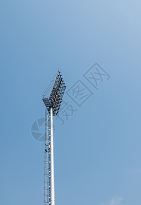 体育场位于足球的清蓝天空下现代聚光极方的现代聚光杆技术电图片