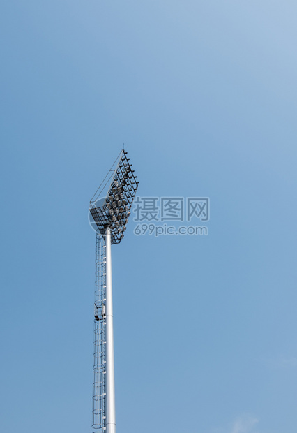 体育场位于足球的清蓝天空下现代聚光极方的现代聚光杆技术电图片
