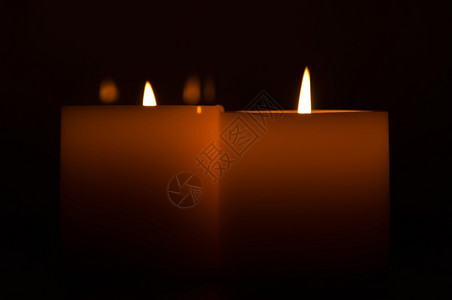 黄色的损失纪念黑暗中的蜡烛图片