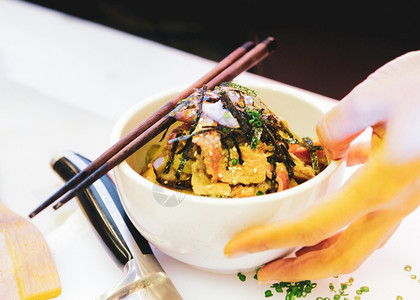 热的洋葱香猪肉日式大米餐美味的图片