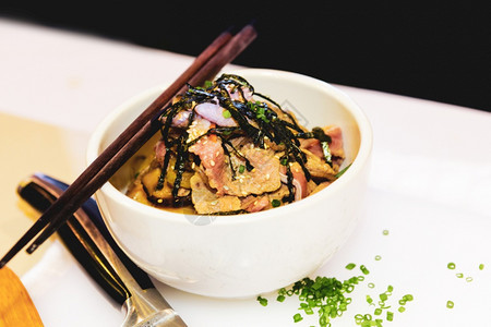 一顿饭日本人香猪肉日式大米餐传统的图片