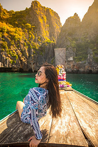 美丽感的在泰国普吉岛菲济MayaBayPhiPhi岛马雅湾的长尾船上亚洲人图片