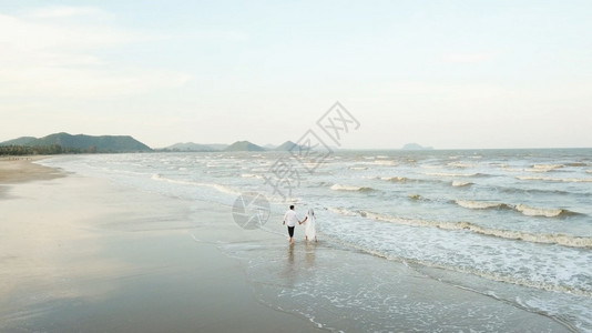 海滩日落泰国快乐浪漫情侣的景象空中观光图片