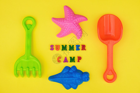 夏天文本令营和五彩套装儿童玩具适合夏季游戏在沙箱或黄色背景的沙滩上创意顶视图平躺概念儿童休息和发展文本夏令营和五彩套装儿童玩具适图片
