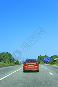 在用橙色柏油路ChevploletAveo上流动期间沿高速公路行走时乘坐汽车旅行概念CarChevploytAveoLT在沥青公图片