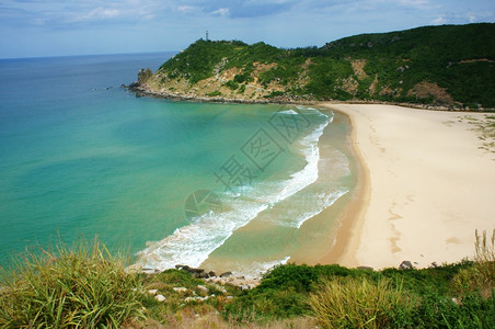 美丽的越南风景令人惊叹和美妙的海滩周围有山丘新鲜空气亚洲旅游景色美观海区的生态环境PhuYen在越南有许多旅游景象和谐惊人的大约图片